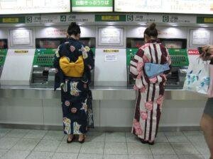 Poster for Kimono and yukata: how to tell which one you are looking at